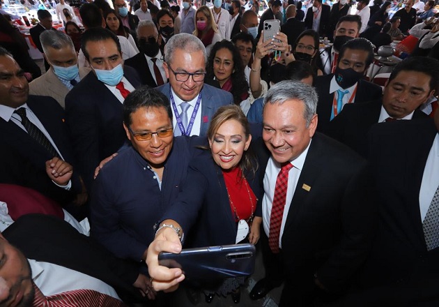 Festejó gobernadora Lorena Cuéllar a docentes de la sección 31 del SNTE