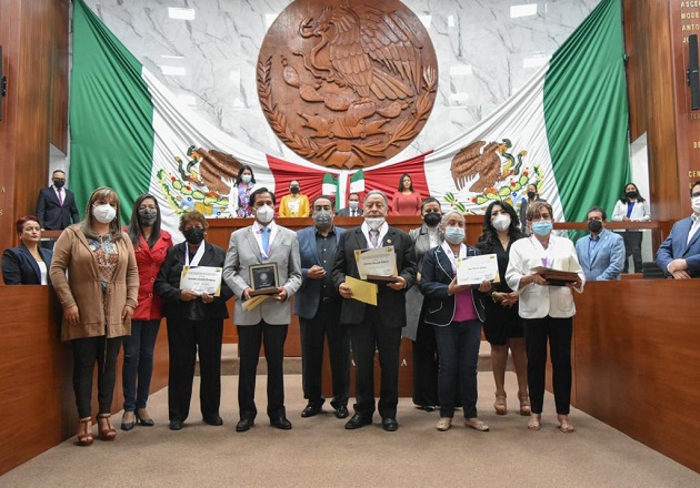 Reconocen a docentes con presea '50 Años por la Educación al Servicio del Pueblo'