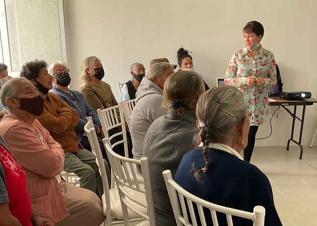 Capacitan autoridades a adultos mayores de Huamantla en prevención de fraudes