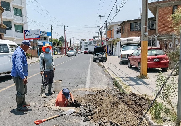 Realizan trabajos de desazolve de drenaje, en Papalotla