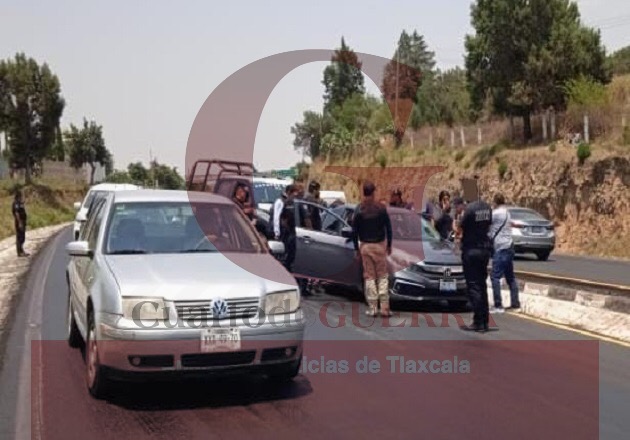 Detienen a tres hombres por posibles vínculos con el robo a transporte de carga