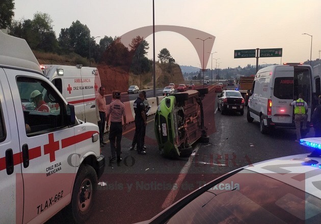 Vuelca automóvil sobre la Apizaco-Tlaxcala y una mujer resulta lesionada