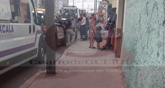 Ambulancia de Tlaxcala arrolla a motociclista en Puebla