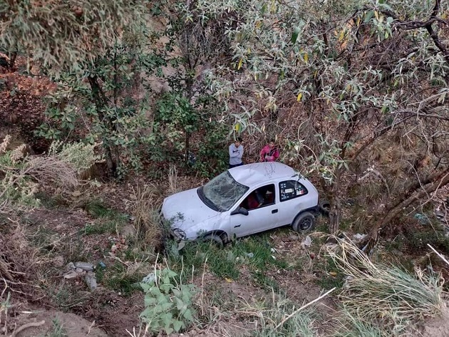 Vuelca auto y cae a una barranca, en Cuaxomulco; hay un lesionado