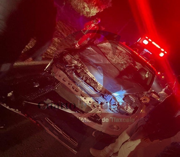 Embarazada resulta lesionada en choque de auto contra un toro, en Atlangatepec