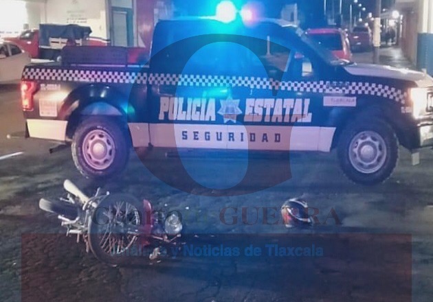 Motociclista resulta lesionado al chocar contra auto, en Apizaco