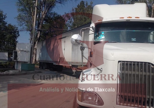 Chofer frustra robo de tractocamión; la policía de Tlaxcala capital recupera la unidad