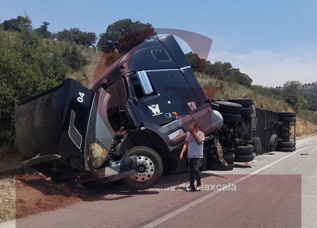 Vuelca tráiler en el Arco Norte por posible falla mecánica