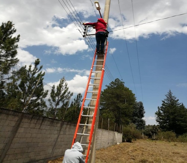 Avanza satisfactoriamente campaña de rehabilitación de luminarias en Tzompantepec