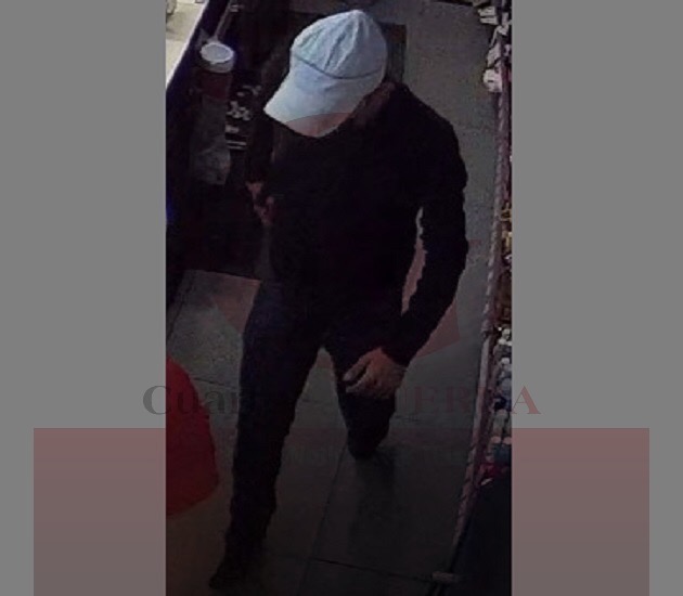 Solitario sujeto armado asalta tienda de conveniencia, en Apizaco
