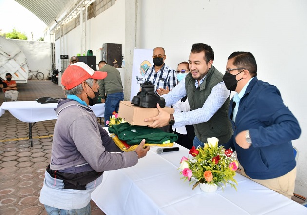 Entrega Santos Cedillo uniformes a personal de Servicios Públicos Municipales