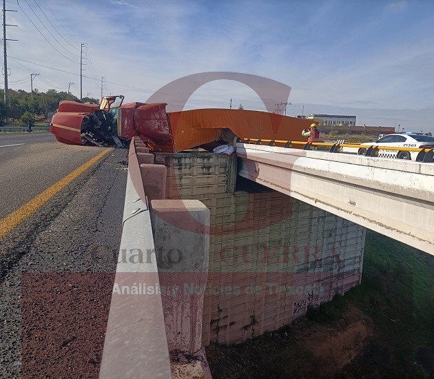 Salva la vida operador de tráiler al volcar en el Libramiento Apizaco; casi cae de un puente