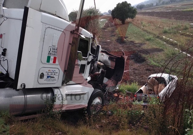 A punto de caerle encima un tráiler a una camioneta; una mujer resultó lesionada