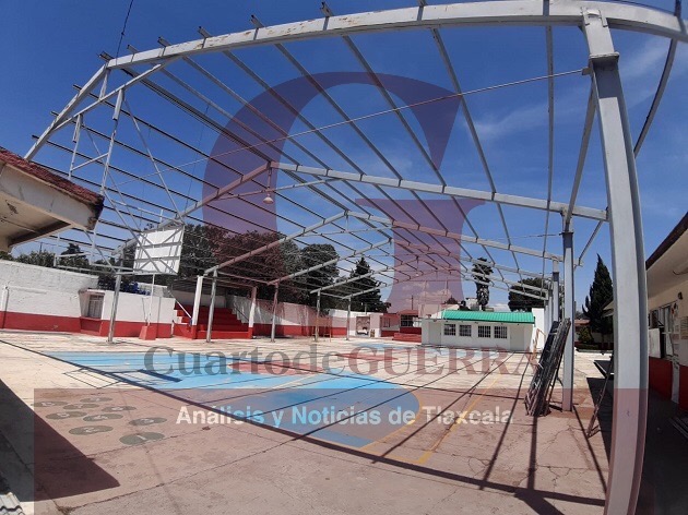 En Tlacuilohcan, acusan a directora de primaria de vender material de techumbre sin informar a nadie