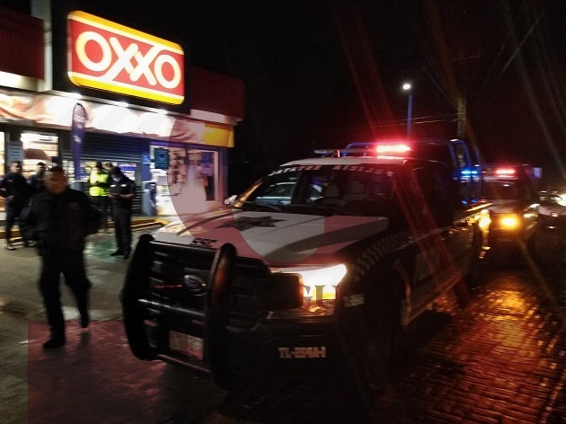 A mano armada asaltan tienda Oxxo, en San Pablo del Monte