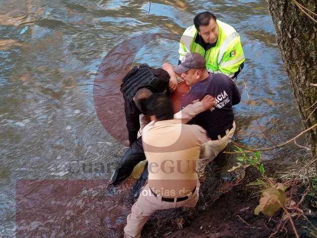 Rescatan con vida a taxista que fue golpeado y arrojado al Zahuapan, en Tetlatlahuca