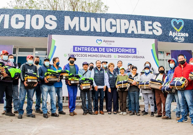 Reitera alcalde de Apizaco compromiso a un año de ser electo; entrega uniformes