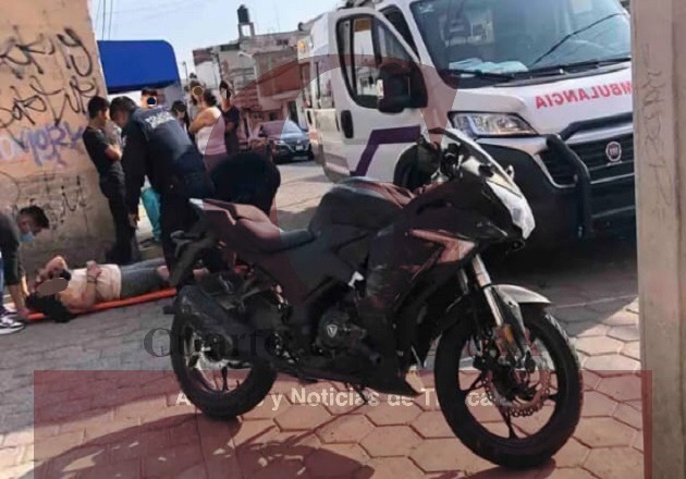 Su motocicleta derrapa y resultan lesionados, en San Pablo del Monte