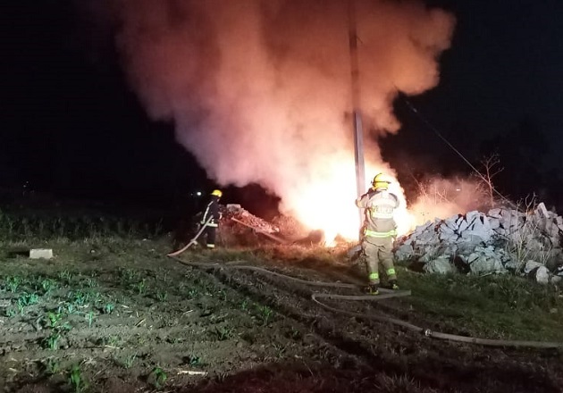 Bomberos controlan incendio en terreno baldío de Atlahapa