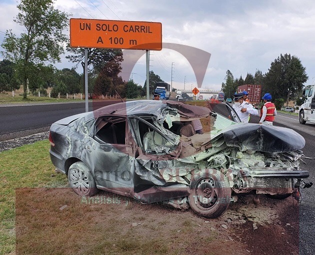 Conductor sobrevive a aparatoso accidente en el Libramiento Apizaco