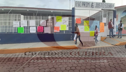 Docentes impiden entrada a director de primaria en Tetla, ante presunto acoso laboral