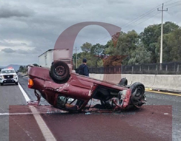 Familia se accidenta a bordo de su vehículo, en Hueyotlipan