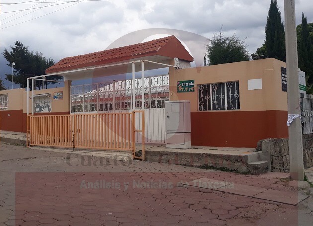 Se inconforman padres de familia de primaria de Xaltocan por ‘imposición’ de uniforme