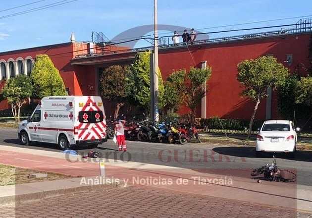 Muere una persona tras accidente de auto y motocicleta, en Huamantla