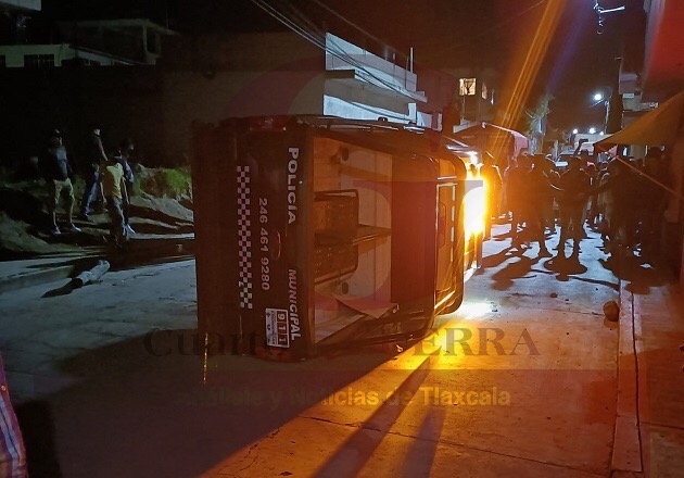 Vuelcan patrulla pobladores de Xiloxoxtla; acusan a un policía municipal de agredir a una adulta mayor