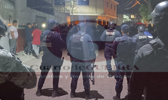 Pobladores de Xiloxoxtla vuelcan patrulla; acusan a un policía municipal de agredir a una adulta mayor