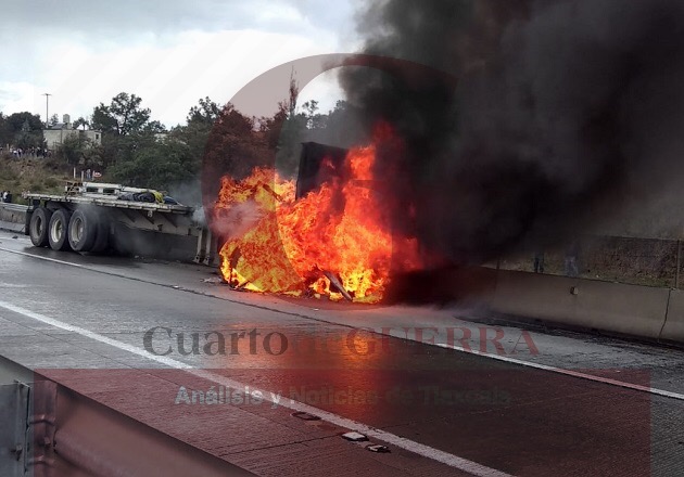 Se incendia tráiler sobre el Arco Norte; su conductor resultó con quemaduras