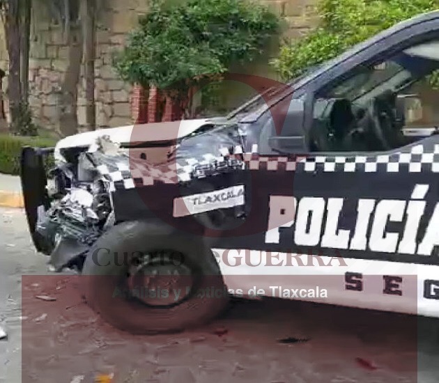 Se accidenta patrulla de la SSC frente a Casa de Gobierno, en Tlaxcala