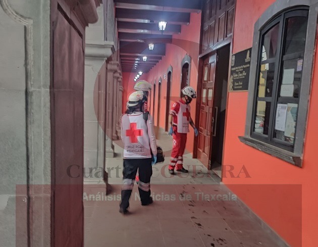 En Tepeyanco, paramédicos de Cruz Roja atienden a un hombre que cayó de su bicicleta