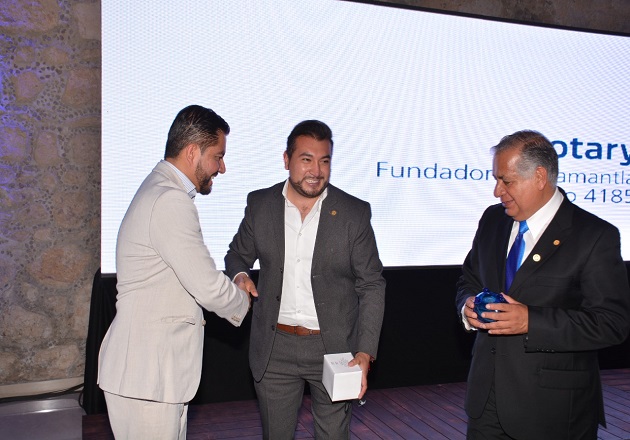 Nombra Club Rotario Fundadores Huamantla miembro honorífico a Salvador Santos Cedillo
