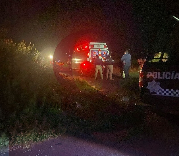 Vuelca conductor su camioneta en Texoloc y policías tratan de encubrirlo