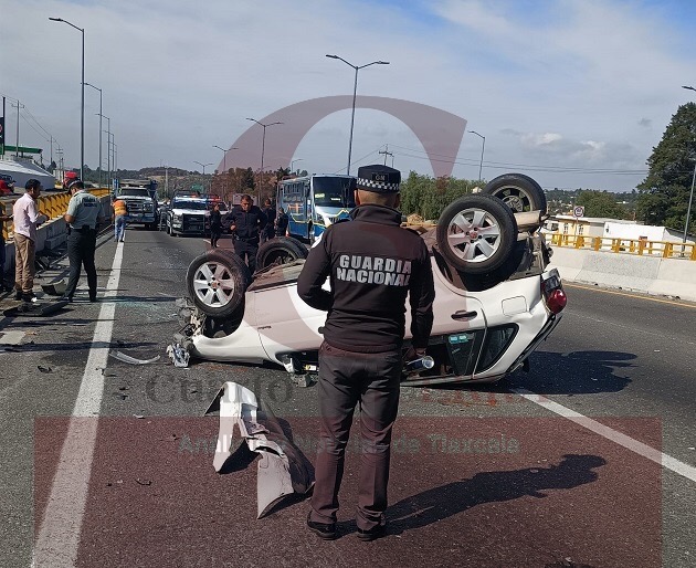 Tras aparatosa volcadura en la Apizaco-Tlaxcala, resultan ilesos