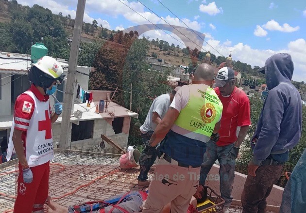 Albañil sufre descarga eléctrica cuando colaba, en Calpulalpan