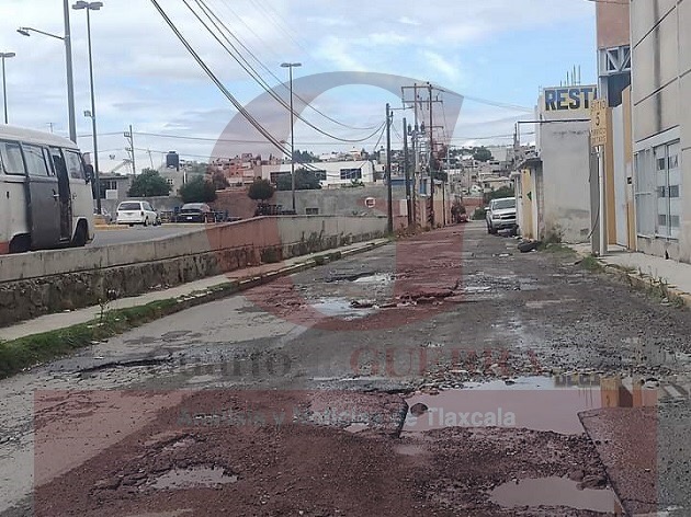 Piden a edil de Chiautempan intervenir calle Próspero Cahuantzi; parece ‘campo minado’