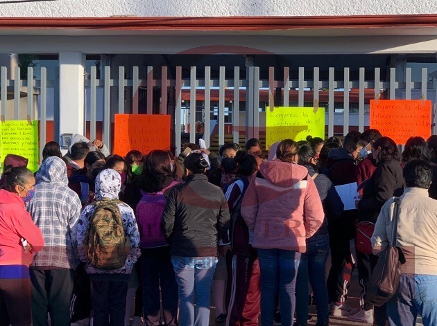 Toman padres de familia secundaria de Terrenate; exigen destitución de varios docentes