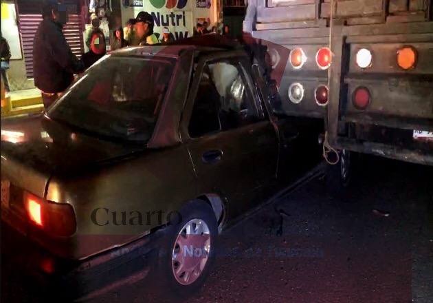Ebrio conductor choca contra tráiler estacionado en Zacatelco; hay un lesionado