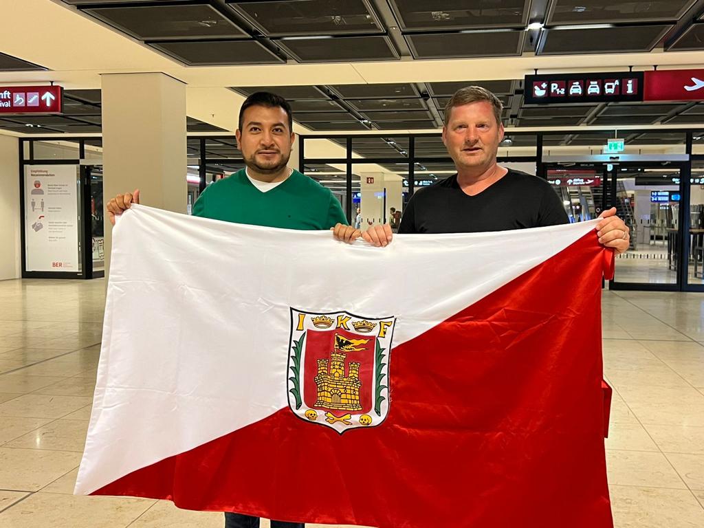 Arriba Santos Cedillo a la ciudad de Bad Köstritz, en Alemania