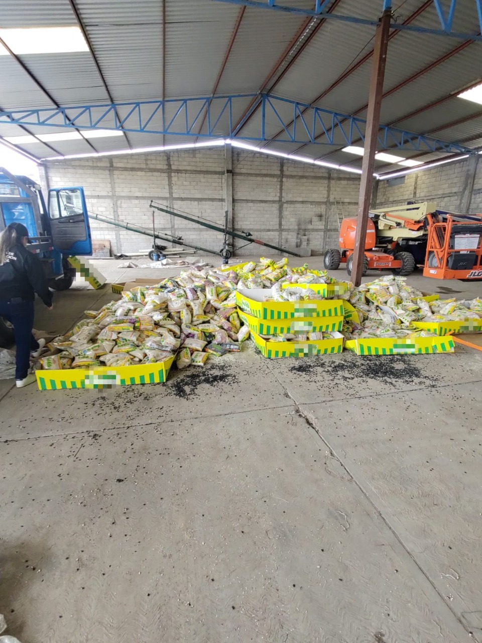 En cateo la PFM asegura 17 vehículos y mercancía en Tlaxco