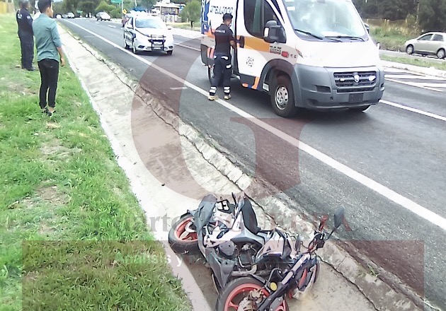 Joven ex militar sufre derrape de moto, en la Texmelucan-Tlaxcala