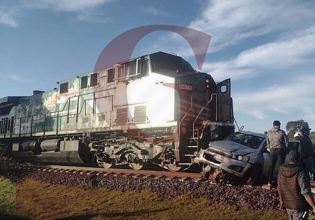 Sobrevive automovilista; fue embestido por tren cuando intentó ganarle el paso, en Apizaco