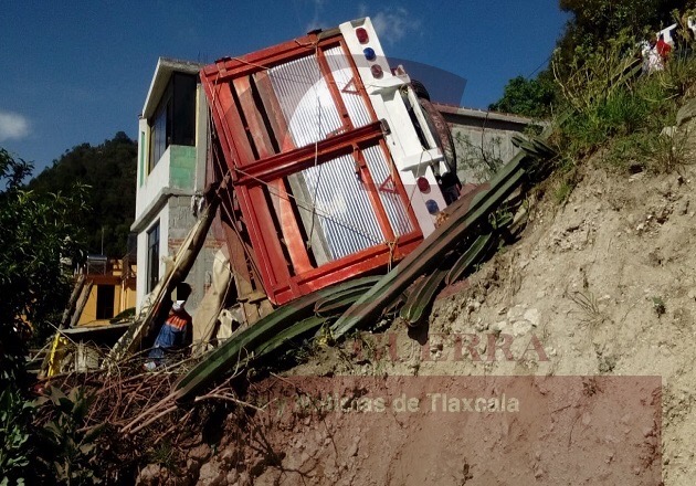 Salvan la vida tras volcar a bordo de su camioneta, en Panotla