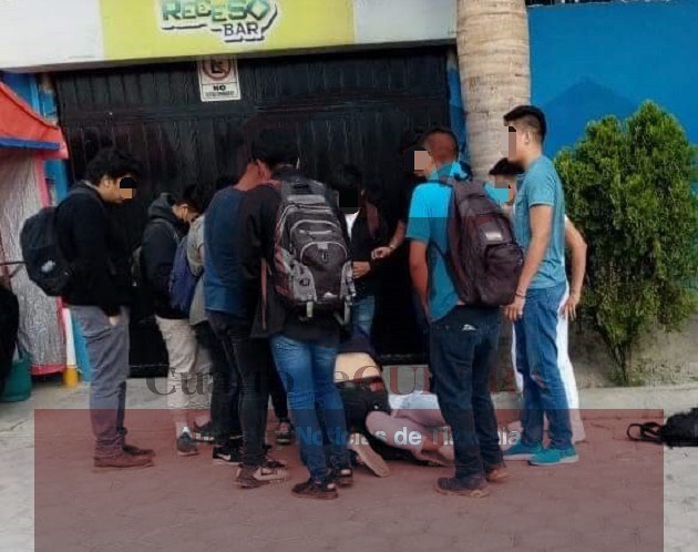 Protagonizan riña alumnas de la UPTx al salir de un bar