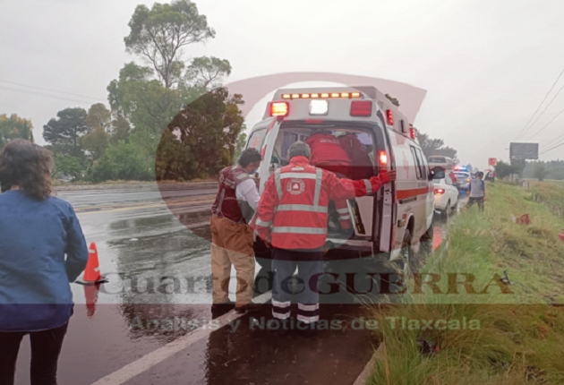 Choque con volcadura deja considerables daños materiales en la Texmelucan-Tlaxcala