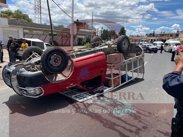 Vuelcan pero resultan ilesos, en Apizaco