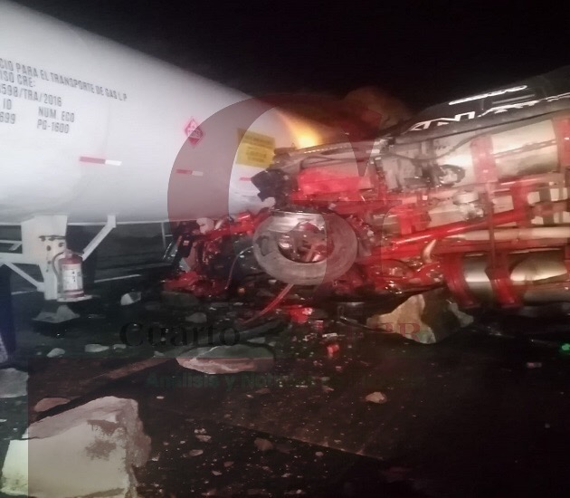 Cuantiosos daños materiales por choque de dos tractocamiones en el Arco Norte