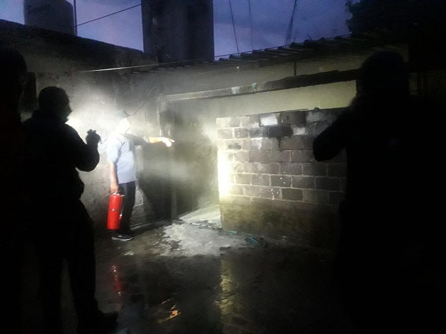 Autoridades municipales de Papalotla y bomberos sofocan incendio en casa habitación